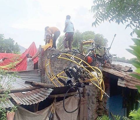 जेजुरीत घरावर कोसळले पॅरामोटरिंग; मोठा अनर्थ टळला