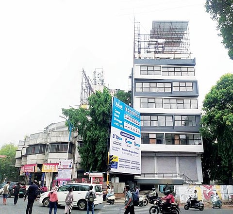 इमारतींच्या टेरेसवर होर्डिंग नकोच! कारवाई करण्याची नागरिकांची मागणी