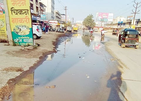 पहिल्याच पावसात रस्त्यावर पाणी; गटारीचे काम लवकर करण्याची नागरिकांची मागणी