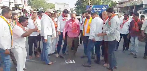 संगमनेरात आव्हाड यांच्या प्रतिमेला जोडेमारो आंदोलन