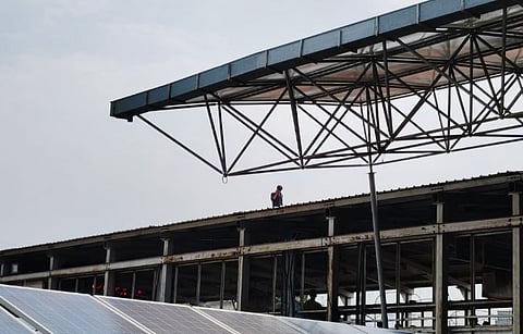 थरारपट! पुणे रेल्वे स्थानकाच्या धोकादायक पादचारी पूलावर मनोरुग्ण चढला