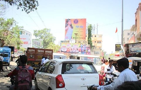 जलसंपदा विभागाच्या जागेत होर्डिंगरूपी यमराज..!