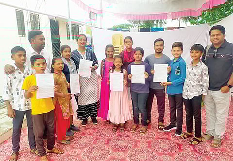 आमच्या मागण्याही लोकसभेत मांडा..! चिमुकल्यांनी पाठविला बालहक्काचा जाहीरनामा