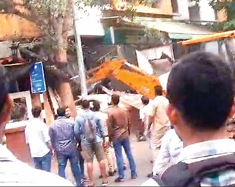 रूफ टॉपवरील हॉटेलवर हातोडा; पौड रोड परिसरात महापालिकेची कारवाई