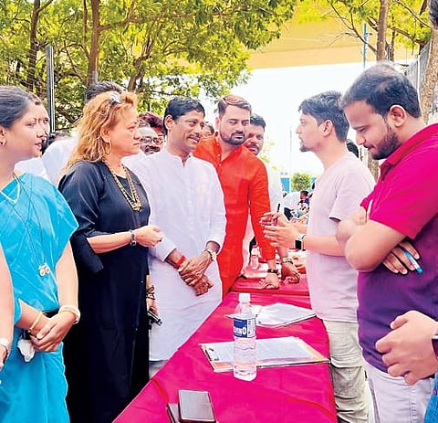 निबंध स्पर्धा : निबंधातून व्यक्त झाला व्यवस्थेविरोधातील रोष!