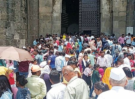 पर्यटक उन्हात; प्रशासन कोमात! शनिवारवाडा प्रवेशद्वारावर तिकीटासाठी दमछाक
