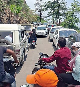 विकेंडमुळे सिंहगड, राजगडावर पर्यटकांची गर्दी : टोलवसुलीही जोरात