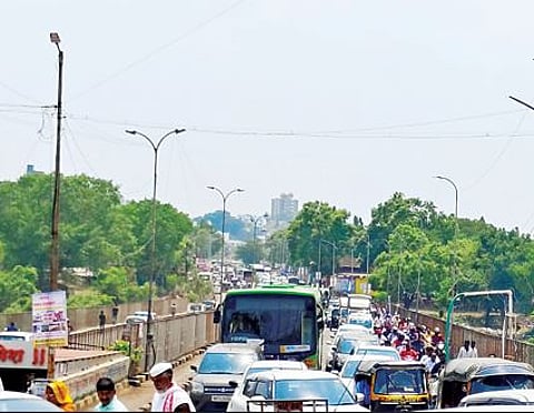 आळंदीत आस्थेपुढे व्यवस्था पडतेय कमी : वीज, वाहतूक, पाण्याची समस्या