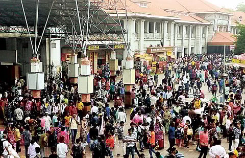 रेल्वे स्थानकावर गर्दीचा महापूर; उन्हाळी सुट्यांचा परिणाम अजूनही ‘जैसे थे’