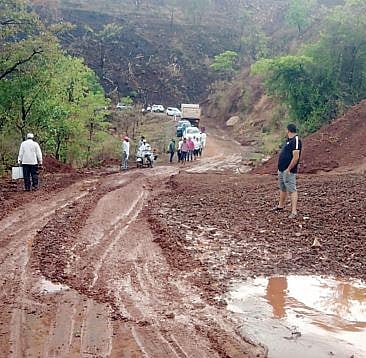 पानशेत-वरसगाव धरण खोर्यात अवैध प्लॉटिंगसाठी डोंगरांची लचकेतोड..!