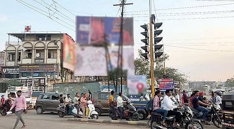 बेकायदा होर्डिंग; अपघातांना निमंत्रण : चाकण परिसरातील चित्र