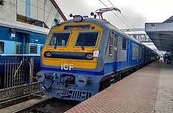 पुणे-दौंडदरम्यान धावली पहिली इलेक्ट्रिक लोकल; बारा डब्यांच्या गाडीचे नियोजन