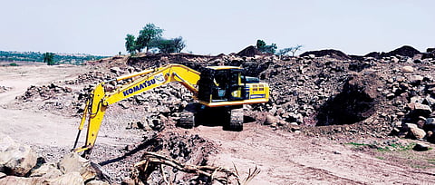 भिलारवाडीत मुरमाचे बेकायदेशीर उत्खनन