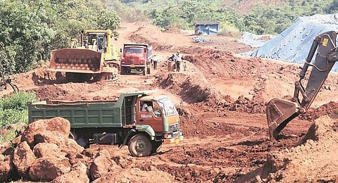 जिल्हा गौणखनिज चोरी; नियंत्रण पथकच तडजोडीत मग्न