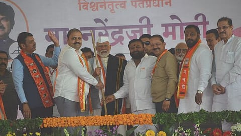 आयोजित सभेप्रसंगी नाशिककरांकडून पंतप्रधान मोदी यांना खास मराठमोळ्या भेटवस्तू देण्यात आल्या. (छाया: हेमंत घोरपडे)