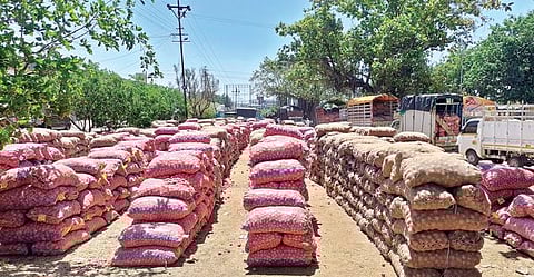 कांदा भावात वाढ; आळेफाटा येथे उच्चांकी आवक : निर्यात खुली झाल्याचा परिणाम