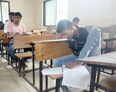 Success story : प्रेरणादायी ’सूरज’ : हात नसल्याने चक्क पायाने सोडविला पेपर