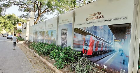 गृहप्रकल्पांच्या जाहिरातीवर मेट्रोचे छायाचित्र