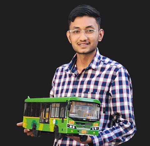 ‘पीएमपी’ची हुबेहूब प्रतिकृती! पीयूषची कलाकारी..