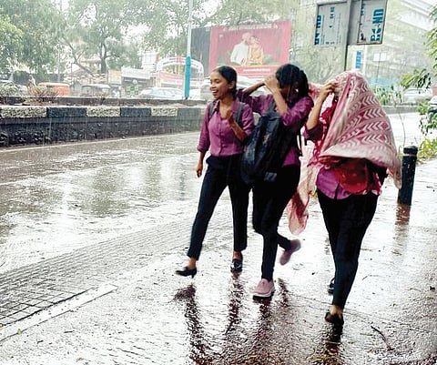 Weather Update : शहराच्या काही भागांत अवकाळीची हजेरी; तापमानात घट