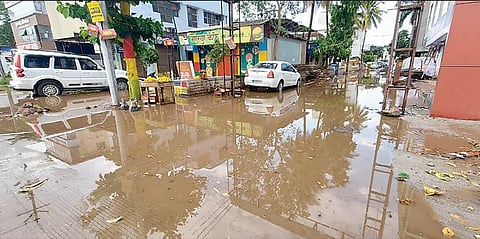 ठेकेदारांच्या नाकर्तेपणामुळे दुकाने पाण्यात; राजगुरुनगरमधील दुकानदारांचे नुकसान