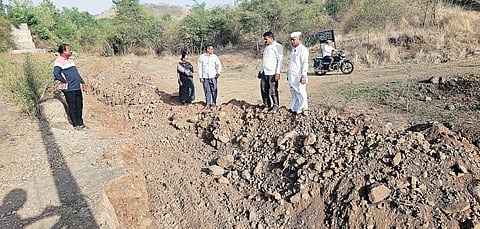 राक्षेवस्तीकडे जाणार्या रस्त्यावर खोदकाम