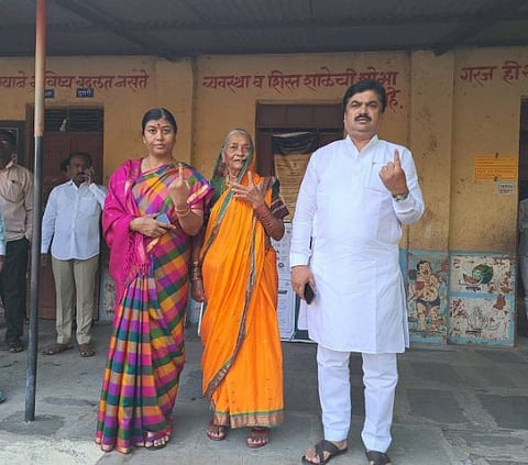 Loksabha election | आ.प्रा. राम शिंदेंनी सहकुटुंब बजावला मतदानाचा हक्क