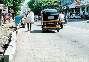 रस्त्याचे काम रखडले; नागरिकांची कसरत : महापालिका प्रशासनाचे दुर्लक्ष