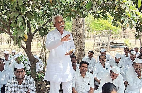 ’जलसंपदा’च्या विरोधात शेतकरी आक्रमक : नारायणगाव कार्यालयासमोर ठिय्या