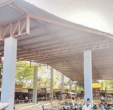 भाजी मंडईमधे शेड तर आहे पण उंची जास्त; विक्रेत्यांना ऊन, पावसाचा त्रास होण्याची शक्यता