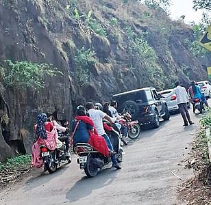 सिंहगडावर पर्यटकांचा बोलबाला; दिवसभरात 1717 वाहनांची नोंद; राजगडावरही गर्दी