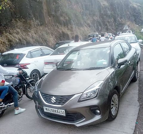 गडकोटांवर पर्यटकांची अलोट गर्दी; सिंहगडावर टोल वसूली जोरात