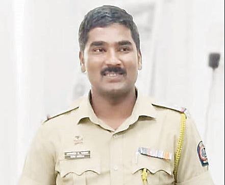 सिनेस्टाईल थरारनाट्य : पोहत पाठलाग करून दारू विक्रेत्याला पकडले