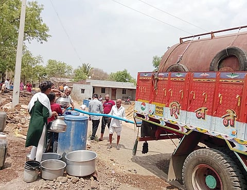 जनतेचा घसा कोरडा; जिल्ह्यात टँकरद्वारे पाणीपुरवठा