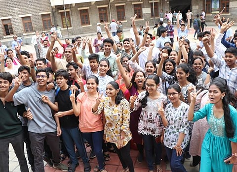 10 th result : दहावीत शतप्रतिशतसह गुणवंतांचा वाढला टक्का!