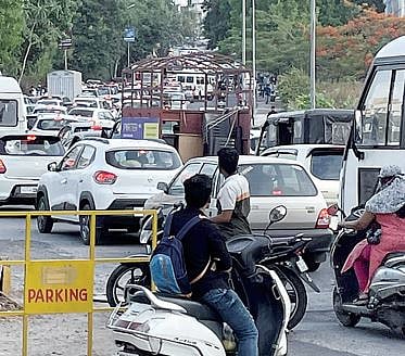 वाहतूक कोंडीचे खापर महापालिकेवर; पोलिसांनी दिली अजित पवारांकडे यादी