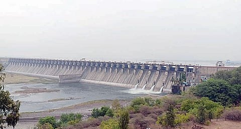 सोलापूरसाठी उजनीतून सोडले पाणी; धरणकाठावरील शेतकरी चिंतेत