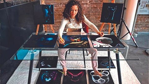 दोन्ही हातांनी व दोन्ही पायांनी एकाचवेळी पेंटिंग!