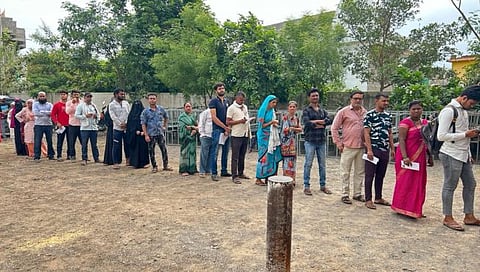 जळगाव हरी विठ्ठल नगर -मतदानासाठी लागलेली रांग