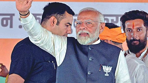 पाकला बांगड्या घालायला लावू : पंतप्रधान नरेंद्र मोदी