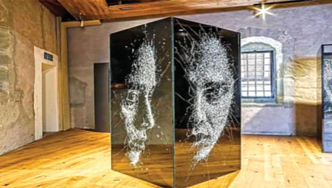 काचेवर हातोडीने तडे देऊन बनवली पोर्ट्रेट्स्!