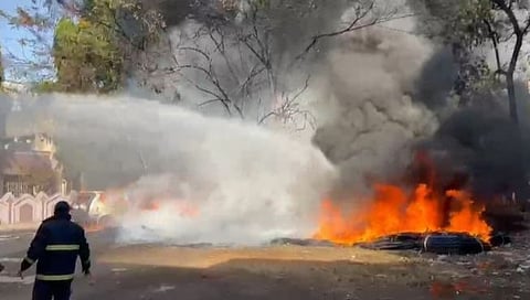 पंचवटी : हिरावाडी रोडवरील शिवमनगर परिसरात मोकळ्या भूखंडावर लागलेली आग(छाया-गणेश बोडके)