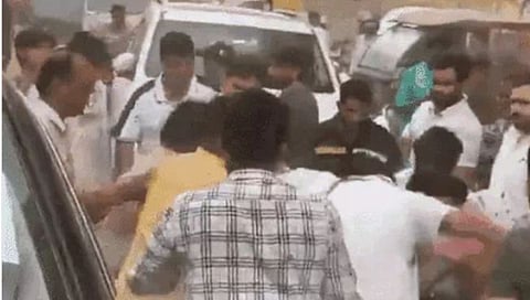 कन्हैयाकुमार यांना कानशिलात मारल्यानंतर संशयिताला कार्यकर्त्यांनी मारहाण केली