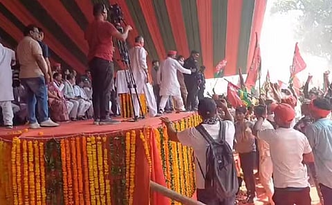 Lokshabha Elections : राहुल आणि अखिलेश यांच्या सभेत चेंगराचेंगरी, कार्यकर्त्यांनी बॅरिकेड्स तोडली