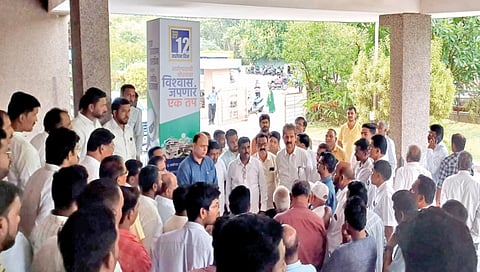 चक्कर येऊन पडल्याने आ. पी. एन. पाटील यांच्या डोक्याला दुखापत