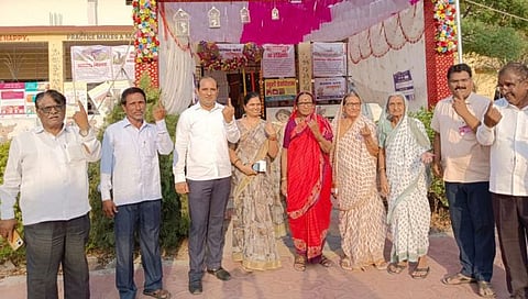 शालिनी पाटील यांनी वयाच्या 85 व्या वर्षी मतदानाचा हक्क बजावला.