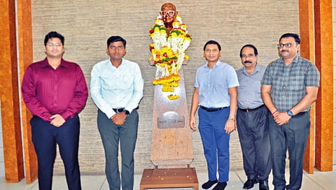 ‘पुढारी’कार डॉ. ग. गो. जाधव यांना अभिवादन