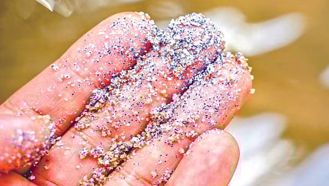 पुरुषांच्या अंडकोषापर्यंत पोहोचत आहे मायक्रोप्लास्टिक!