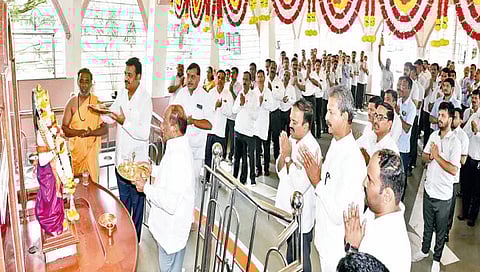 कोल्हापूर : आ. पी. एन. पाटील यांची प्रकृती लवकर बरी व्हावी म्हणून गोकुळ परिवारातर्फे ताराबाई पार्क येथील हनुमान मंदिरामध्ये प्रार्थन करताना गोकुळचे अध्यक्ष अरुण डोंगळे, विश्वास पाटील, शशिकांत पाटील-चुयेकर. बाळासाहेब खाडे, प्रकाश पाटील आदी.