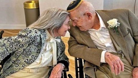 नऊ वर्षे डेटिंग; शंभरीतील आजी-आजोबांचे लग्न!